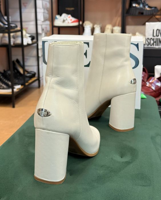 Стилни дамски боти GUESS