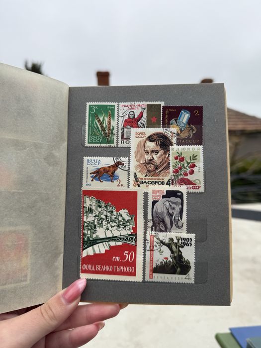 Малък класьор с различни пощенски марки