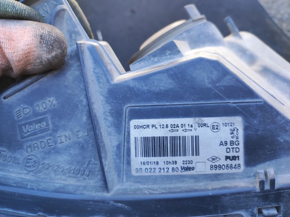 Десен фар за Пежо-208