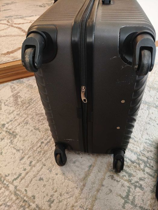 Дорожный чемодан в отличном состоянии