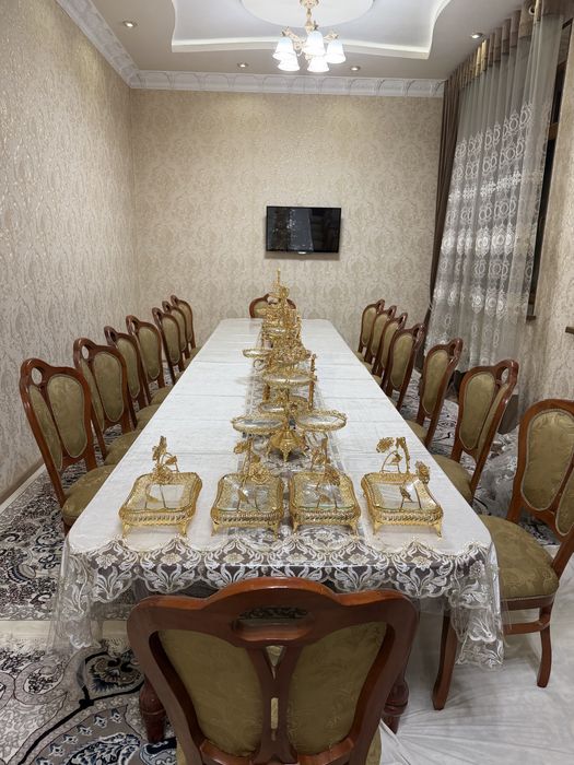 Продается большой стол и 16 стульев