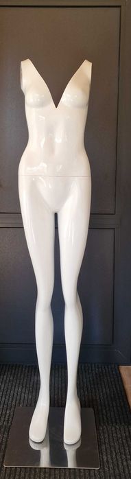 Женски невидим манекен за снимки