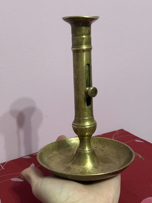 Sfeșnic din alamă – piesă vintage cu mecanism reglabil