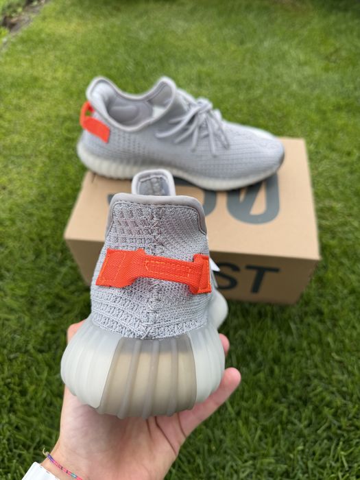 Adidas Yeezy 350 disponibil in 3 culori