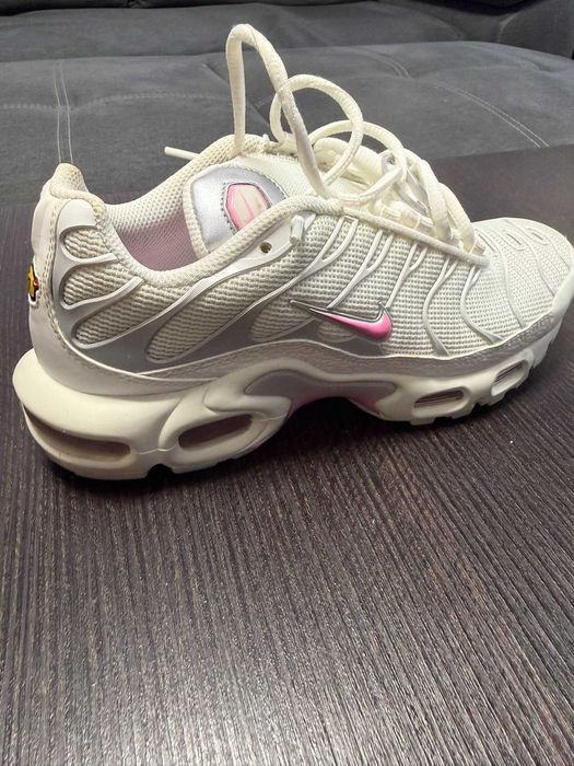 Nike Air Max Plus (HF0107-100) в цвят Summit White / Grey Fog / Metallic Silver / Pink Rise.
