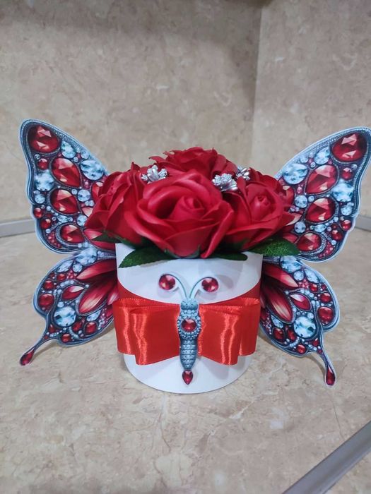 Аранжировки с рози от пластичен сапун