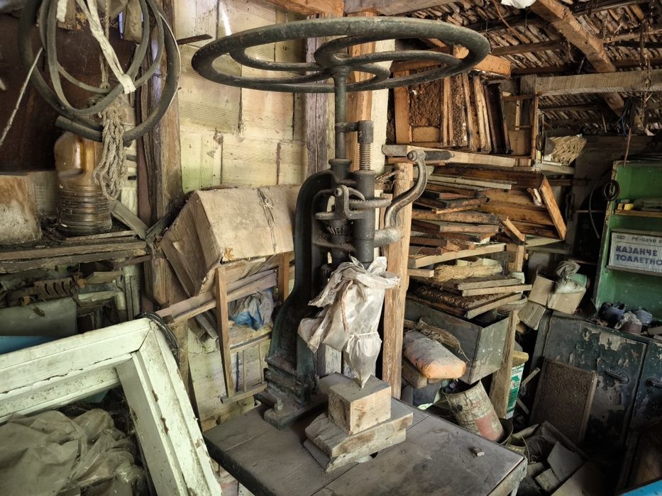 Стара ръчна настолна бормашина