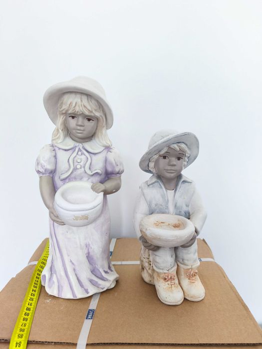 Два чифта гипсови фигури на момче и момиче