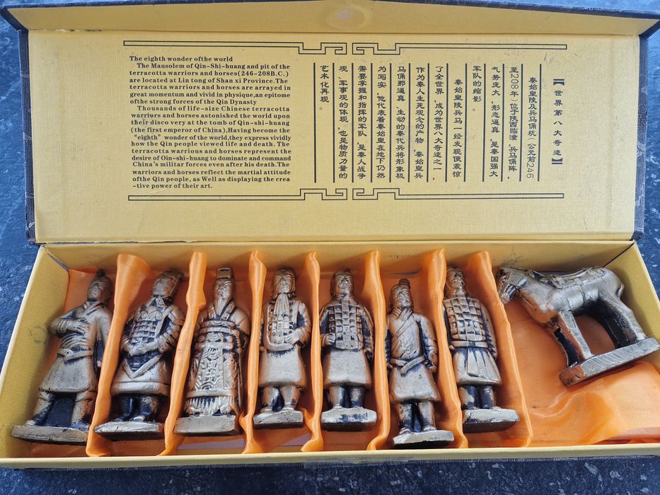 Антична китайска кутия с теракотени воини