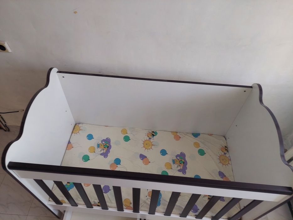 Детско легло 120/60  с две чекмеджета,и има люлеещ механиэам