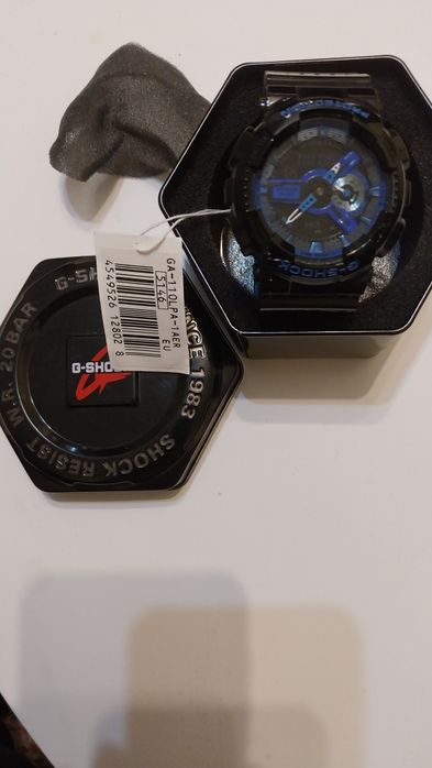Vând ceas Casio G-Shock GA-110LPA-1AER, model cu cadran verde măsliniu/negru și accente albastre (design inspirat militar).