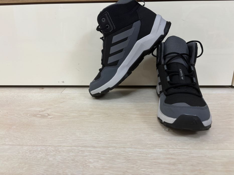 Продавам детски обувки Adidas Terrex, размер 37⅓ (23,5 см) - отлично състояние