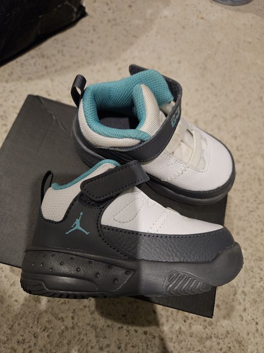Pantofi sport Max Aura 3,Jordan marimea 22