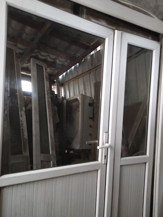 Продам пластиковую дверь