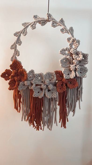 Decor macrame handmade – coroniță florală boho