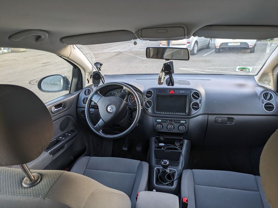 Vând golf 5 plus in stare bună de funcționare