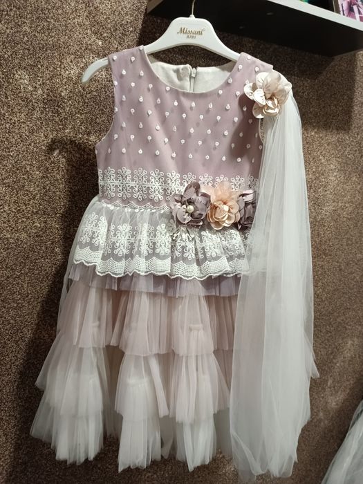 Продам платье на 5-6лет