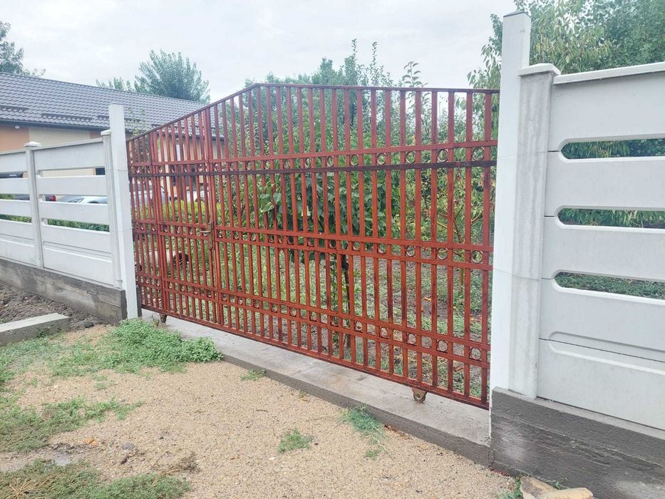 Poarta din teava rectangulara 4.20 m cu usa acces pietonal inclusa.
