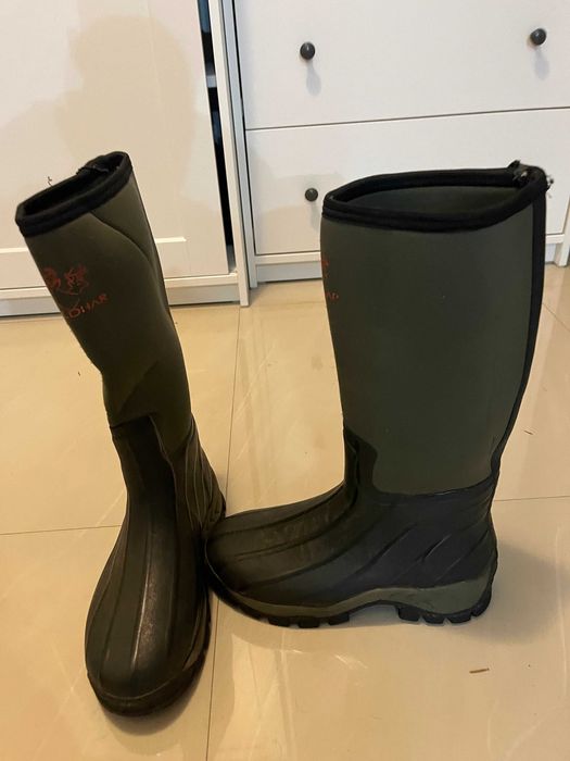 Haina , pantaloni si cizme de vanatoare/pescuit .