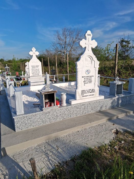 Monumente funerare...