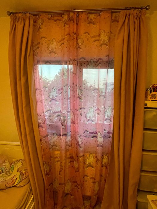 Galerie cu draperie cu perdele