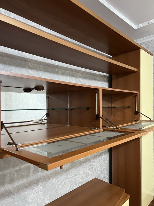 Стенка для посуд и тумбочка для телевизора