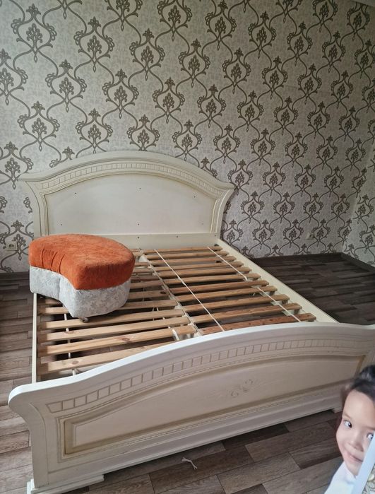 Кровать без матраса
