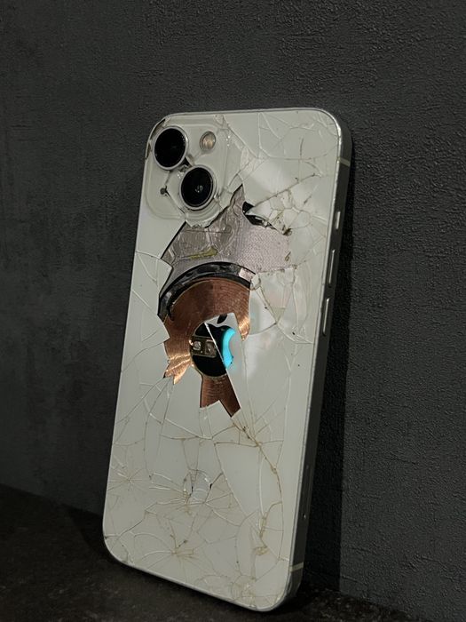 пррдается Iphone 13