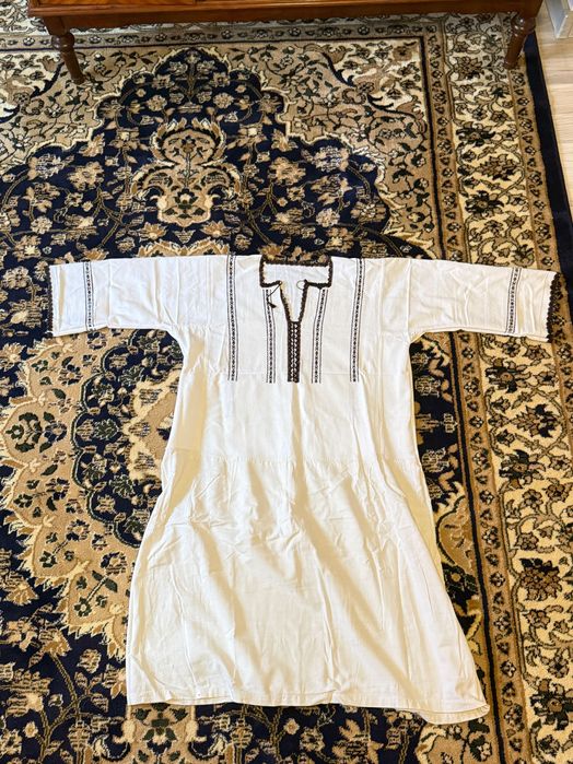 Cămașă tradițională bucovineană, cusută pe pânză de casă cu mătase