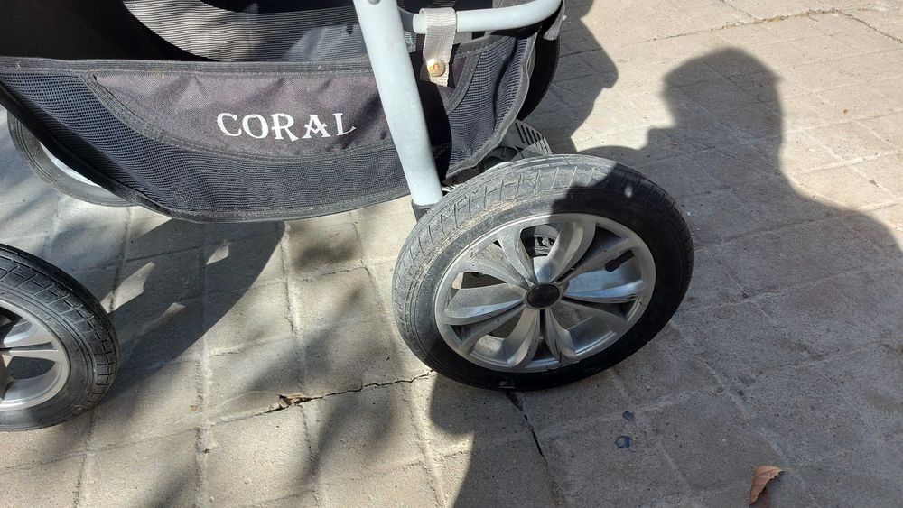 Лека и удобна бебешка количка – здрава, с кош за багаж