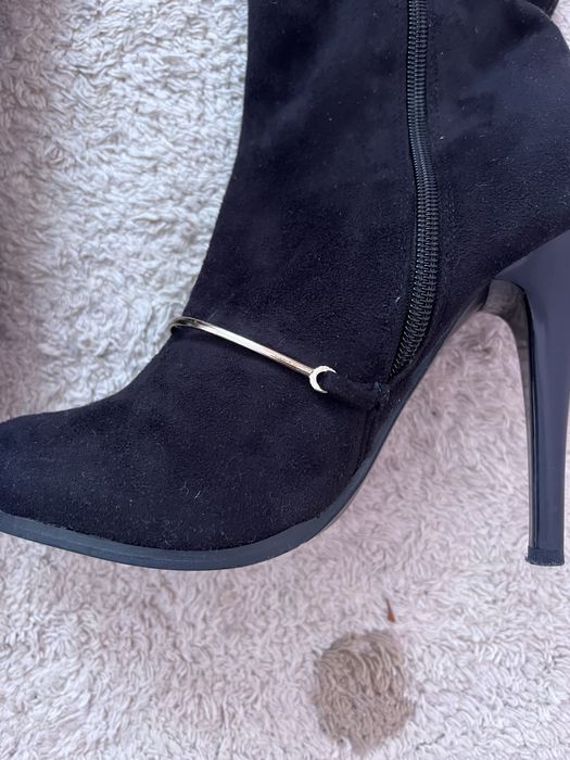 Дамски велурени ботуши на висок ток