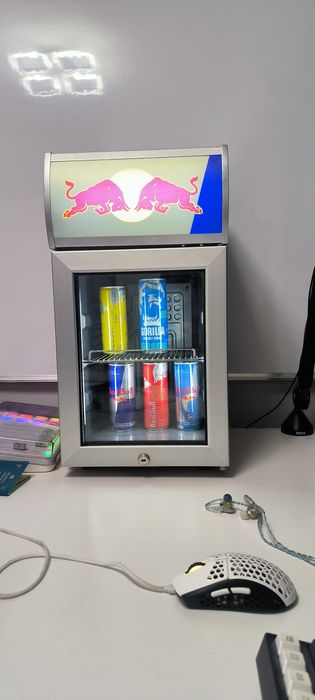 Холодильник redbull.