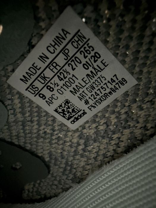 Adidasi Yezzy Nr 42 1/3