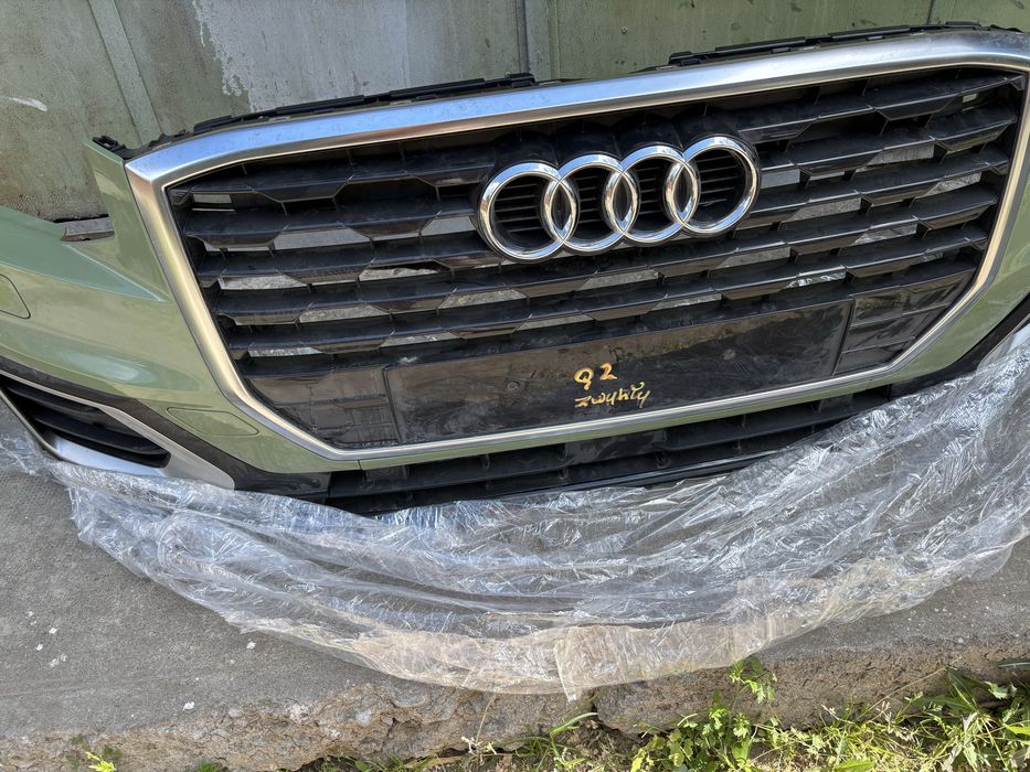 Bara fata Audi Q2 completa