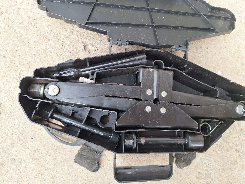 Комплект инструменти крик,ключ Рено трафик /Опел Виваро