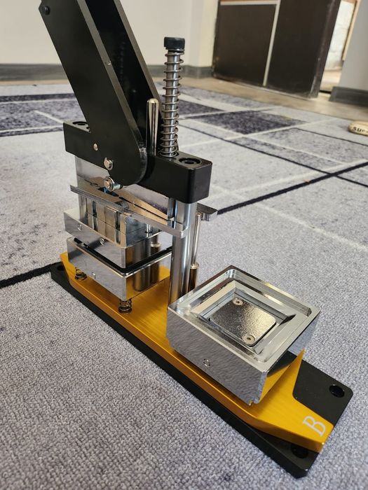 Преса са магнити