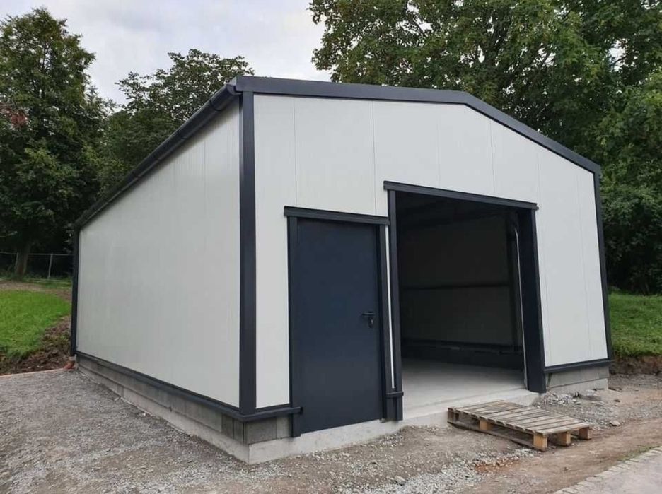 Garaj metalic modern, izolat cu panouri sandwich, potrivit pentru depo