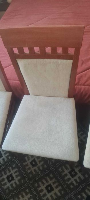 Продавам 4 броя масивни букови стола