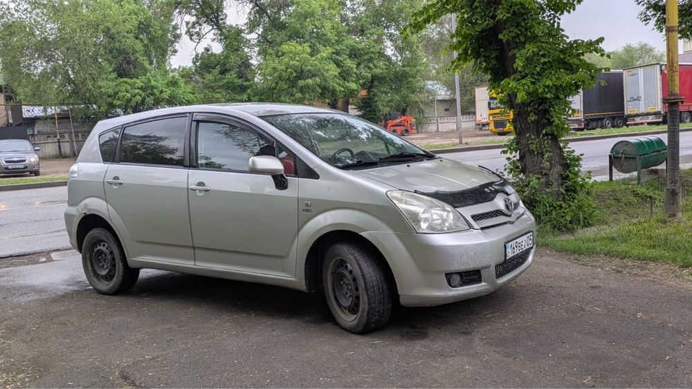 Машина Toyota Corolla Verso 2007 года