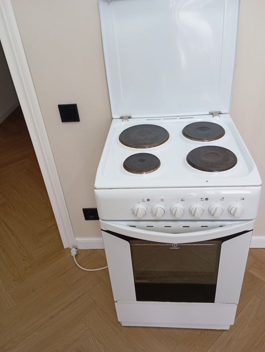 Продам электроплиту Indesit