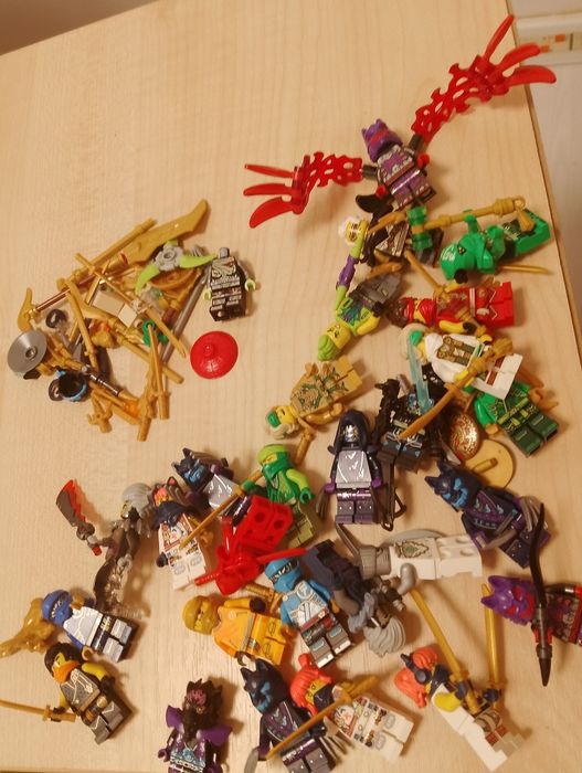 Vând figurinele lego la  300 lei originale lego toate