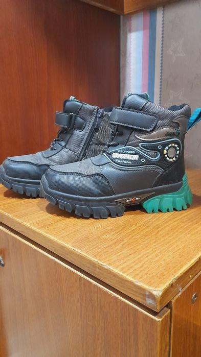 Продам детскую зимнюю обувь