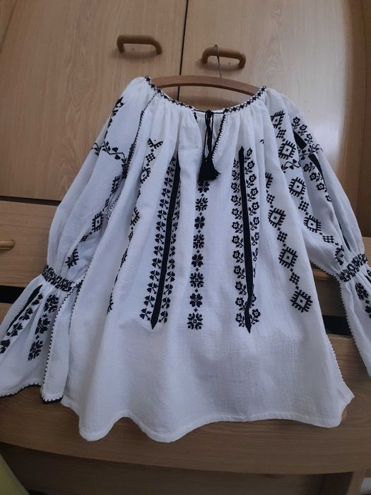 Vand ie lucrata 100%manual , marimea M -L