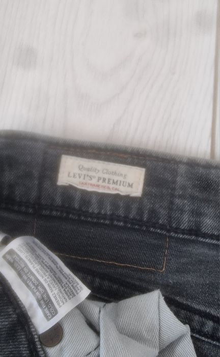 Pantaloni scurti levi s marimea m