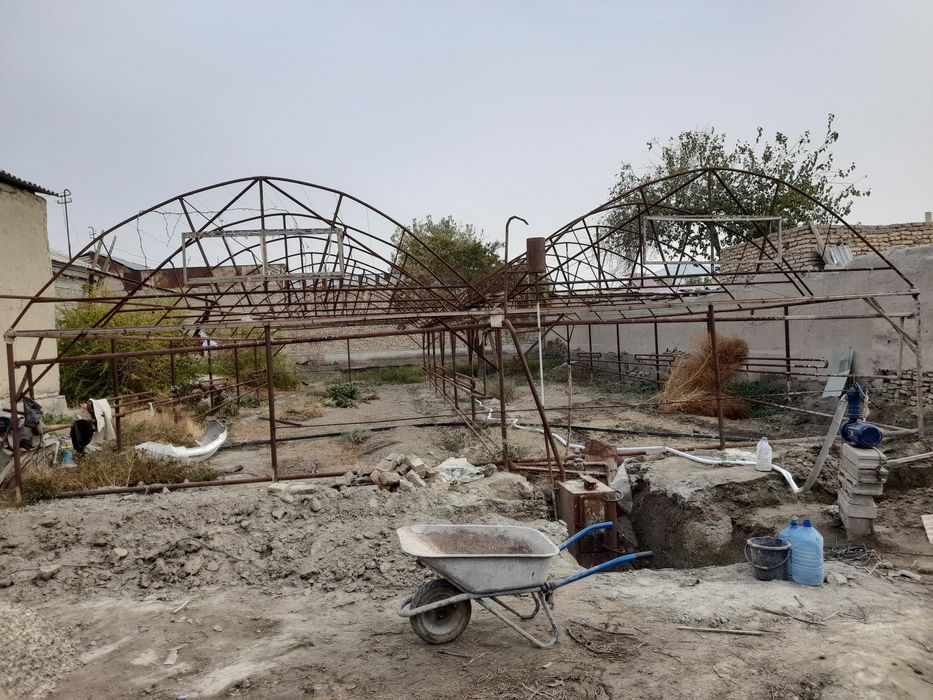 Парник сотилади срочни