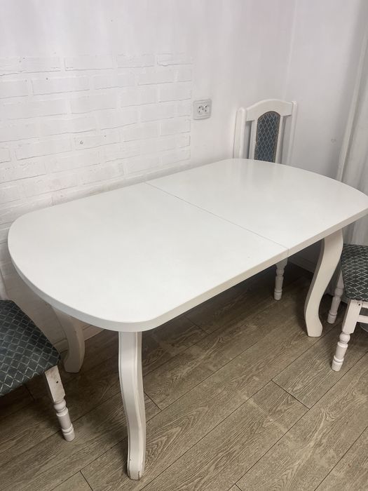 Продам белый деревянный стол (раздвижной)