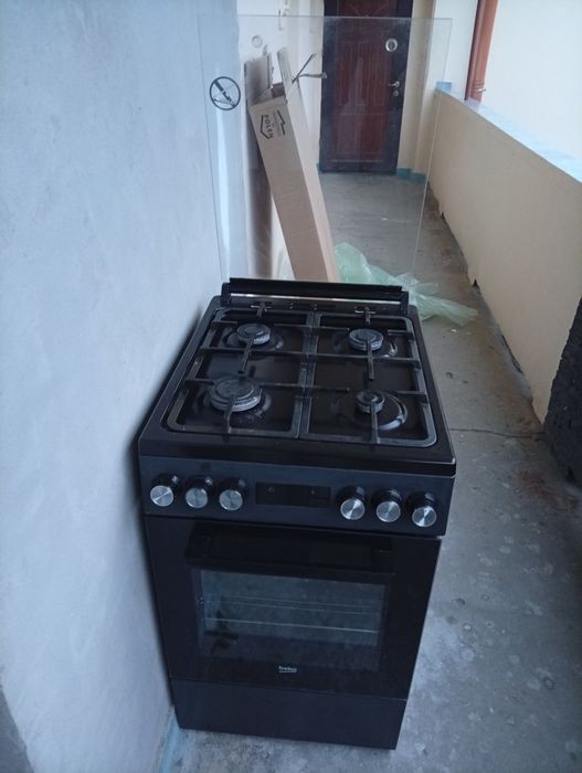 Aragaz cu cuptor electric Beko