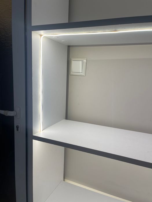 Шкаф със лед светлини