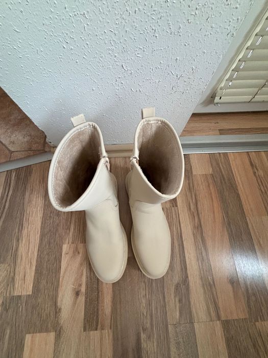 Дамски бежови боти