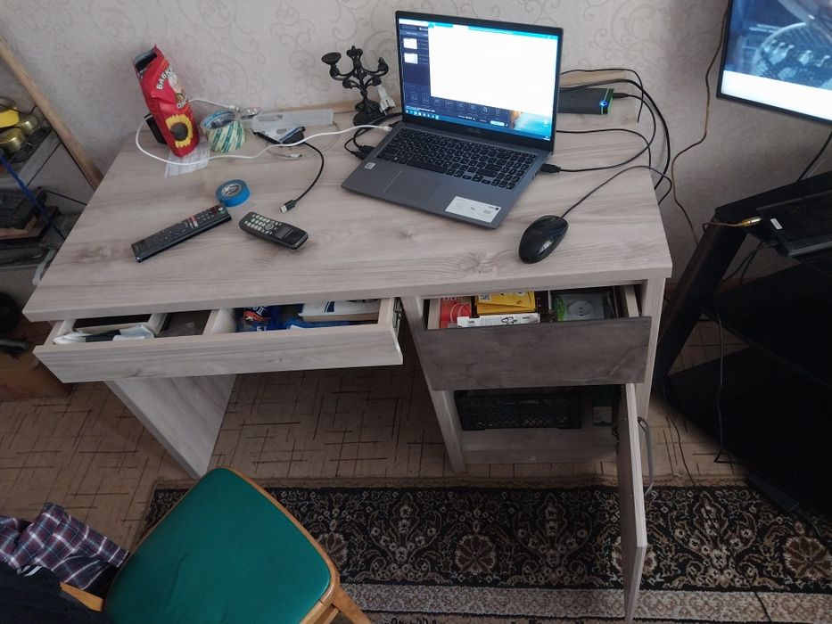 Письменный стол.